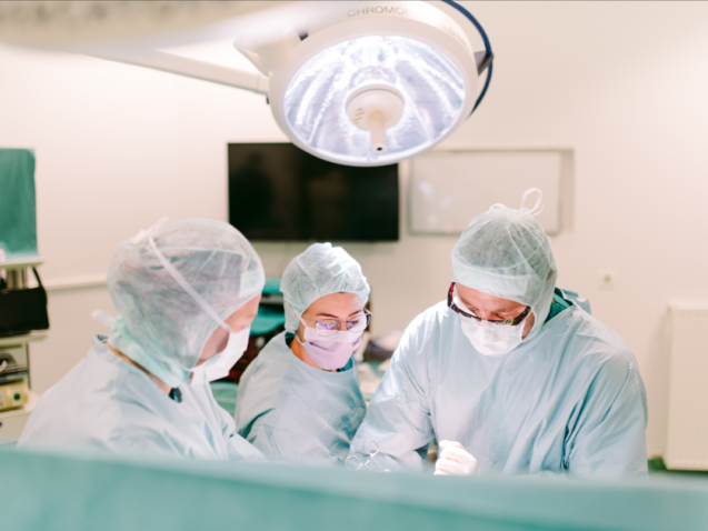 Mlada struka kirurgije stopala i gležnja Operacija kuka