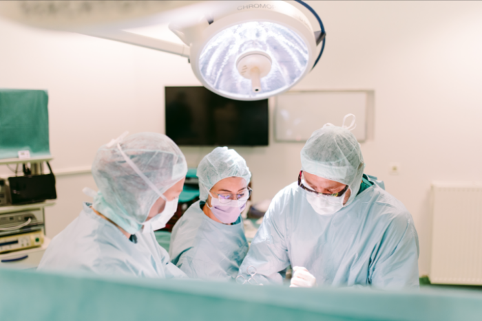 Mlada struka kirurgije stopala i gležnja Operacija kuka