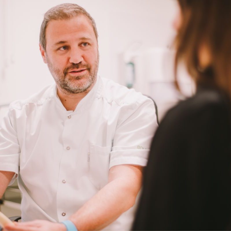 dr. Luka Širola, specijalist ortopedije s pacijenticom